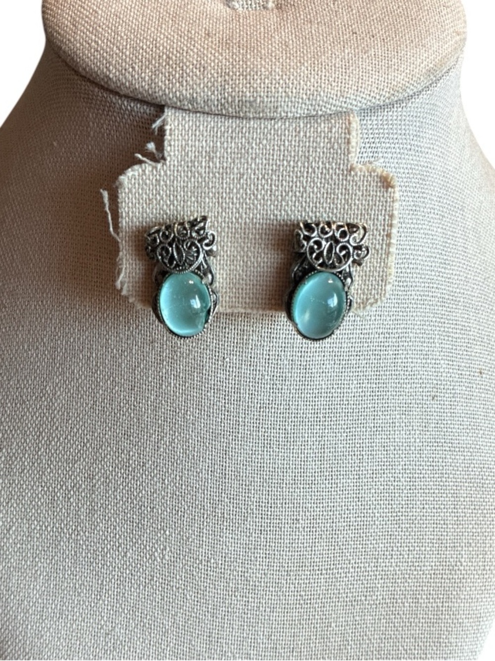 ✨ 3/$15 ✨ Vintage Silver Filigree Aqua Glass Drop Clip On Earrings